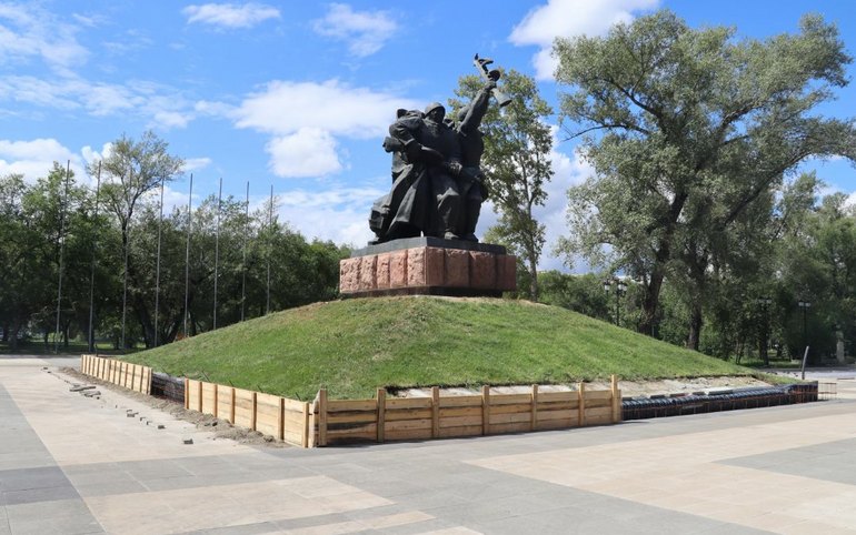 В Парке Победы в этом году отремонтируют памятники и сделают тротуарные дорожки