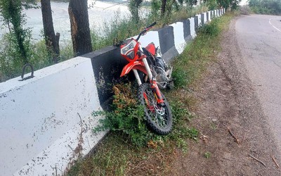 Байкер-бесправник въехал в бетонное ограждение в Абакане
