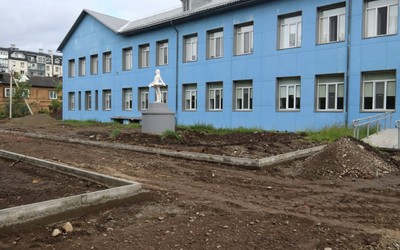 Территорию абаканской школы № 3 благоустраивают