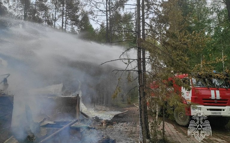 Базу отдыха подожгли в Ширинском районе