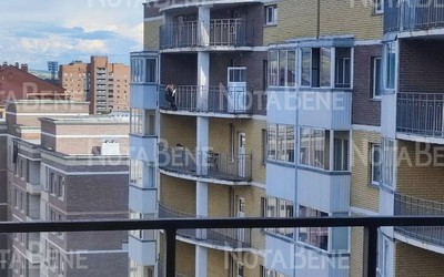 «Дети, вы нормальные?!»: опасные трюки выполняют школьники в абаканской высотке