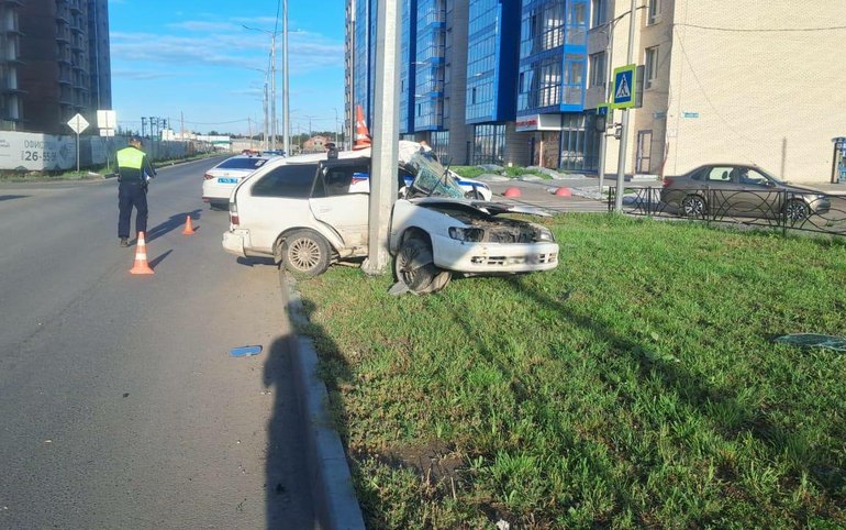 В столб в Арбане врезался 17-летний подросток. У него тяжелые травмы