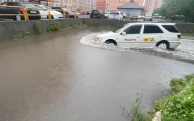 В Абакане плывут дороги и дворы, а в Черногорске льет с потолка