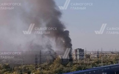 Горят 500 квадратов: крупный пожар тушат в производственном здании в Саяногорске