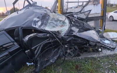 Подробности ДТП, в котором Приора влетела в табло цен автозаправки на Калининском кольце