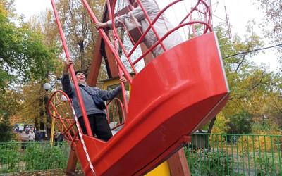 Жители элегантного возраста бесплатно покатаются на аттракционах в «Орленке»