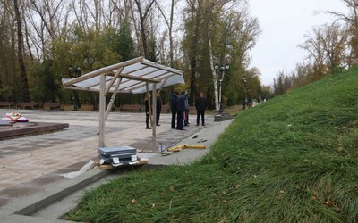 Подножие монумента в абаканском Парке Победы облицовывают гранитом