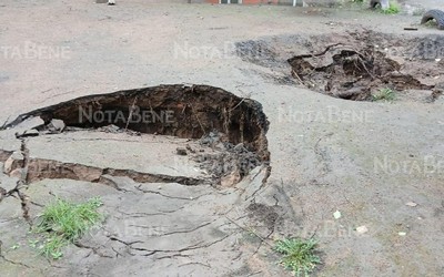 Земля проваливается во дворах в Черногорске