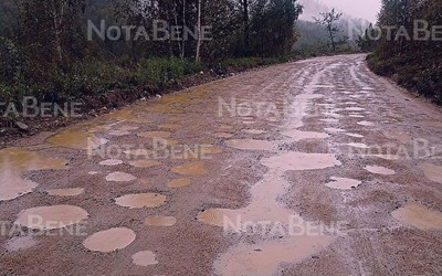 Пациентов из Коммунара в Шира везут по убитой дороге 