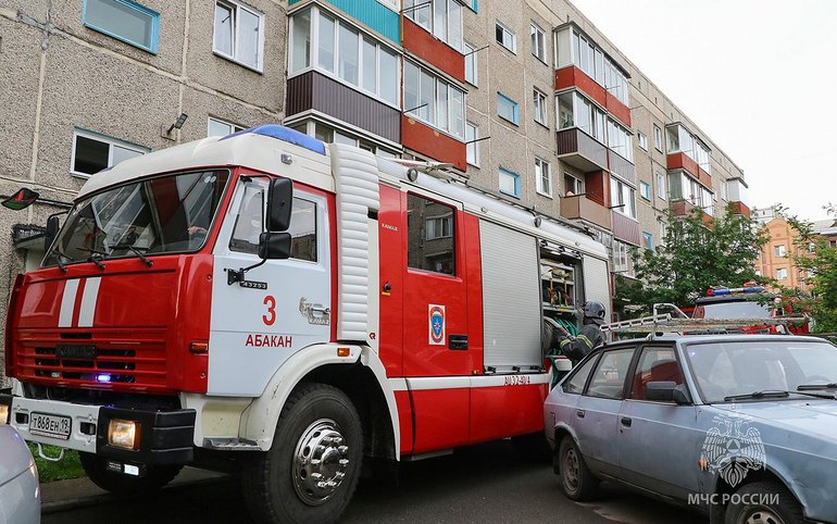 Двоих мужчин с ожогами госпитализировали в Абакане. Вагончик выгорел изнутри