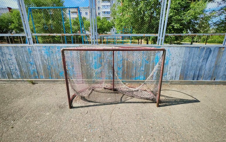 Из-за хоккейных ворот, упавших на 9-летнего мальчика в Саяногорске, будет суд