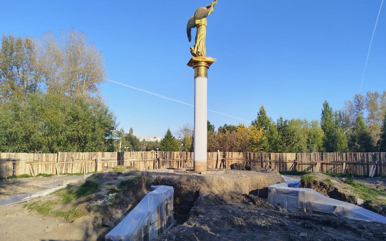 Площадку скульптуры ангела в Преображенском парке ремонтируют