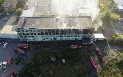 Полсотни пожарных тушили производственное здание в Саяногорске. Пострадавших трое  