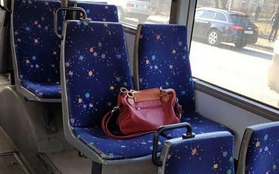 Кондуктор автобуса в Абакане обчистила забытую пенсионеркой сумку