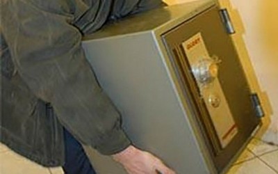 Ремонтник в Черногорске украл сейф с 2 млн руб. и купил себе машину
