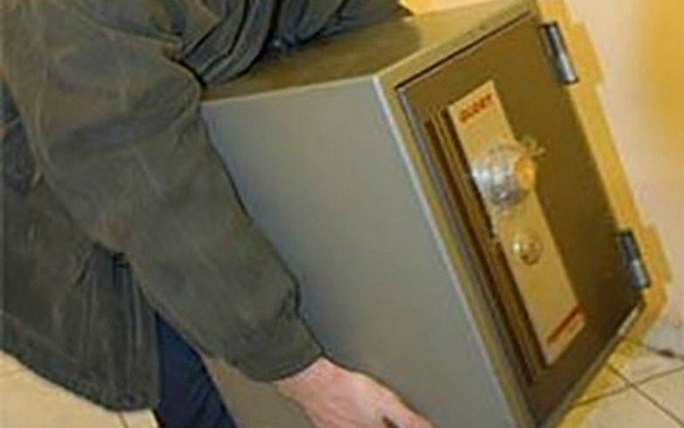Ремонтник в Черногорске украл сейф с 2 млн руб. и купил себе машину