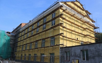 С фасадными работами в абаканской школе №1 закончат к концу октября