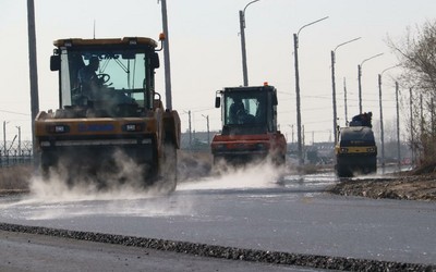 На Пирятинской укладывают верхний слой асфальта