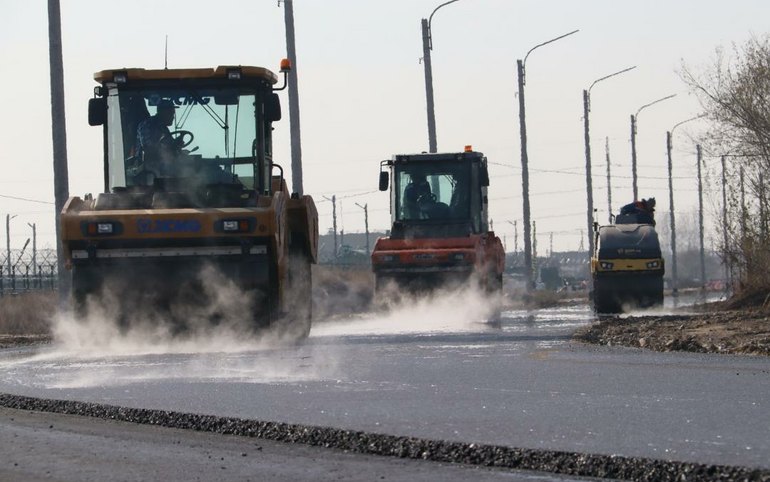 На Пирятинской укладывают верхний слой асфальта