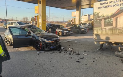 «Газель» врезалась в здание автозаправки