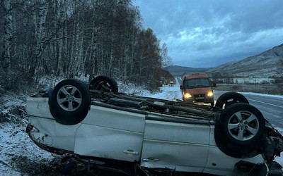 Машина легла на крышу в Боградском районе. У пассажира травмы