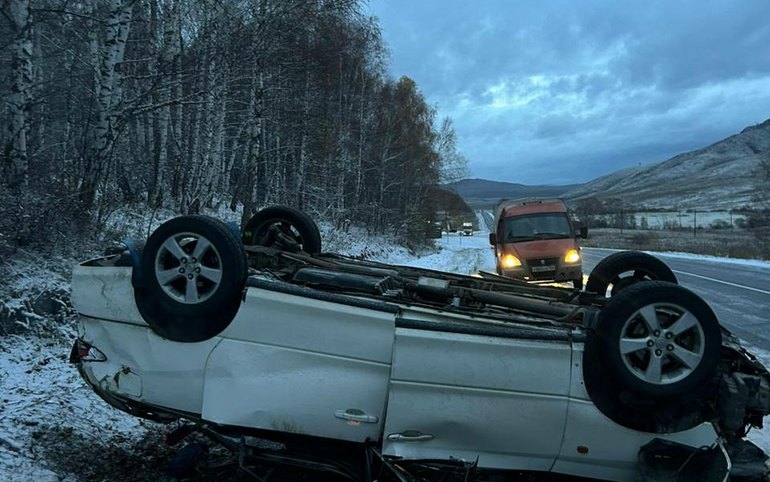 Машина легла на крышу в Боградском районе. У пассажира травмы