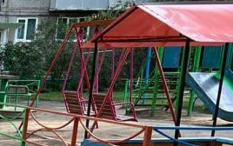 За травму девочки на детской площадке в Белом Яре коммунальщики выплатят 30 тыс. руб.