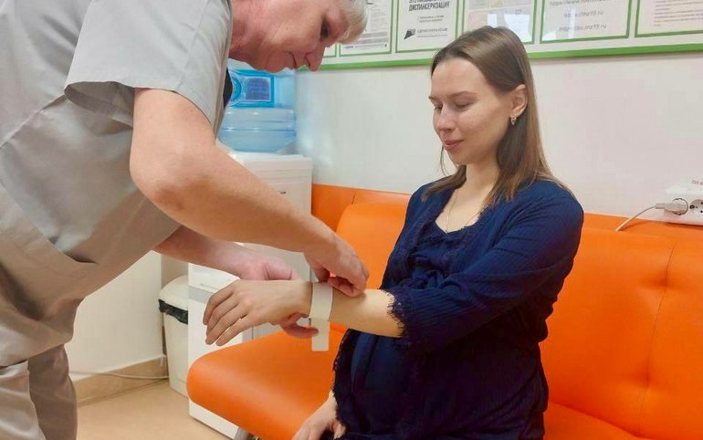 Перинатальный центр надевает на всех пациенток браслеты
