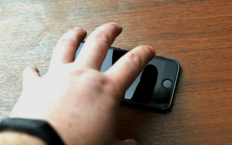 Саяногорец украл у своего приятеля смартфон ради выпивки