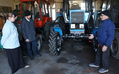 Старшеклассников Алтайского района научат быть трактористами