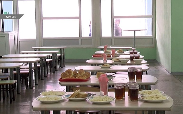 Педагоги уговорили ширинского бизнесмена кормить детей в долг