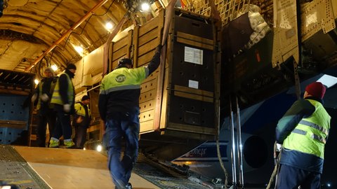 8 лошадей Пржевальского доставлены самолётом в Хакасию 8 лошадей Пржевальского доставлены самолётом в Хакасию