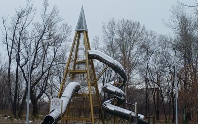 На новой детской площадке в абаканской зоне отдыха почти готово освещение