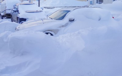 Сугробы и буран: снега в Приисковом столько, что можно делиться с остальными