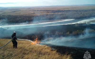 Пал в 6 км тушили в Усть-Абаканском районе