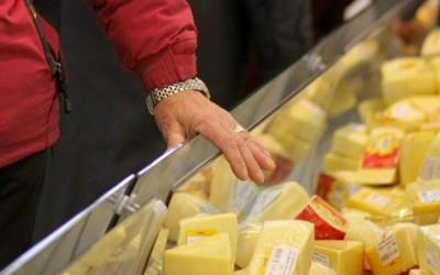 Похитителя сыра задержали в Абакане. Он стащил 44 упаковки