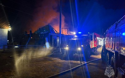 Дом и гараж с машинами тушили в дачном обществе Черногорска