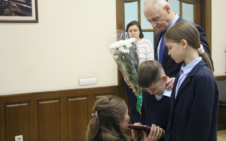 Семьям погибших героев СВО передали ордена Мужества в Абакане