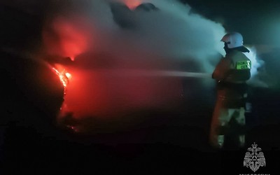 Тонны сена сгорели на нескольких улицах в Первомайском. Основная версия - поджог