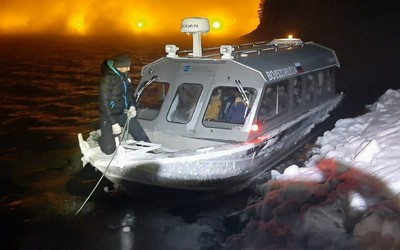 Пятеро мужчин дрейфовали на сломанной лодке в Красноярском крае. Их несло к плотине