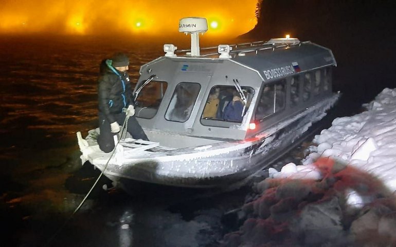 Пятеро мужчин дрейфовали на сломанной лодке в Красноярском крае. Их несло к плотине