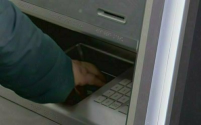 Банкомат, «зажевал» карту и спас абаканского пенсионера от мошенников