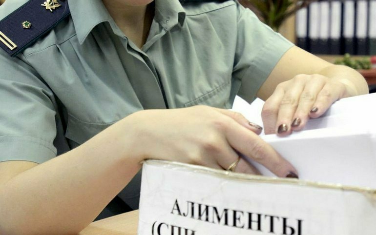 В Абакане алиментщик прятался в шкафу. Его покрывала сожительница