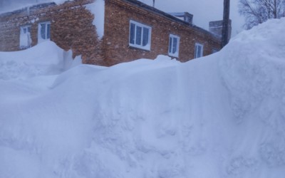 Аномальное количество снега выпало в Приисковом