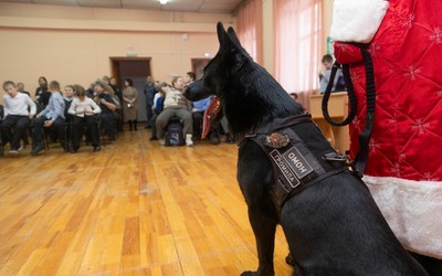 Дед Мороз спецназначения с овчаркой Громом поздравили школу-интернат в Черногорске
