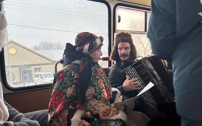 В новогоднем автобусе жителей Усть-Абакана поздравляли и угощали под гармонь 
