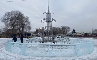 Зимний фонтан в ледовом кольце появился на катке у спорткомплекса им. Булакина