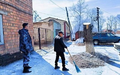 Подметал тротуар и убирал мусор бесправник из Туима