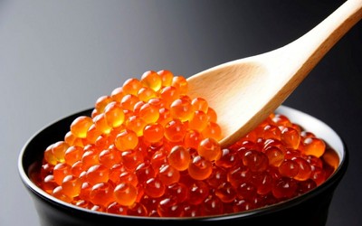 Жительнице Черногорска сломали челюсть из-за красной икры