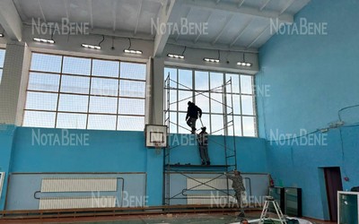 Окна Усть-Абаканской спортшколы, пострадавшие в апрельский ураган, восстанавливают